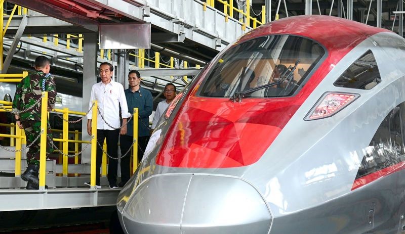 Presiden Joko Widodo saat melakukan peninjauan pada proyek Kereta Cepat Jakarta-Bandung (KCJB) di Depo Kereta Cepat di Tegalluar, Kabupaten Bandung, Jawa Barat, Selasa (19/9/2023). (foto: gemapos/ antara)